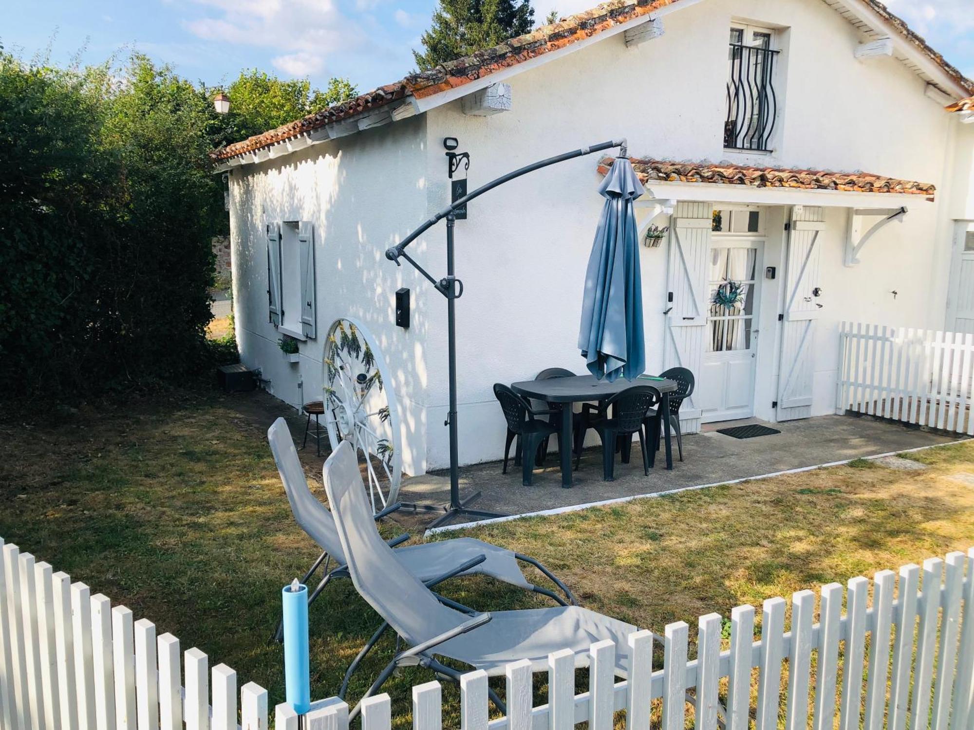 Gite Des Lavandes Oradour-Fanais Bagian luar foto